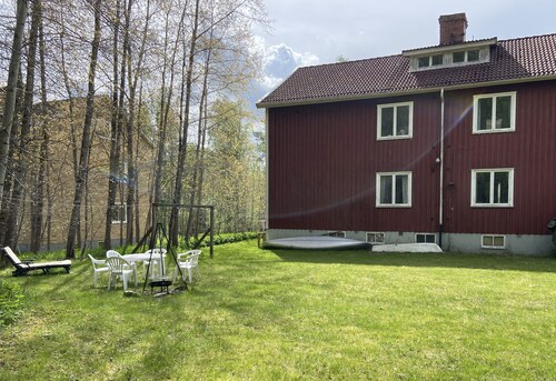Hübsche Ferienwohnung in Småland, Badeplatz und Wanderwege am Haus, gr. Garten