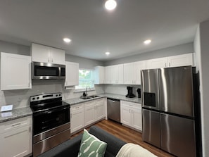 Geladeira, micro-ondas, fogão, cooktop