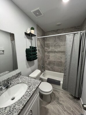 Hair dryer, towels, soap, toilet paper - HTX Golden Goal Retreat min to Downtown (Houston)
