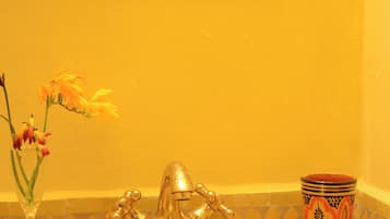 Room, 1 Bedroom, Patio, City View | Bilik Mandi