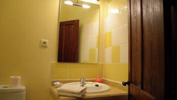 Room, 1 Bedroom, Patio, City View | Bilik Mandi