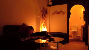 Room, 1 Bedroom, Patio, City View | Bahagian dalam