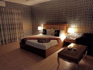 Soundproofing, iron/ironing board, free WiFi - Hotel Versa Apartment and Lodges Lahore (Lahore)