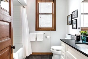 Serviettes fournies, savon, papier toilette