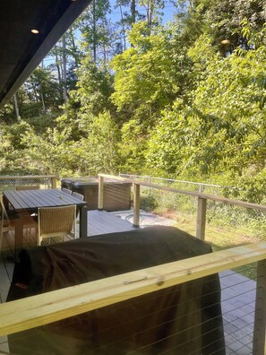 Outdoor dining - Private Mountain Haven: Hot Tub, Hiking & Activities Nearby (Hendersonville)