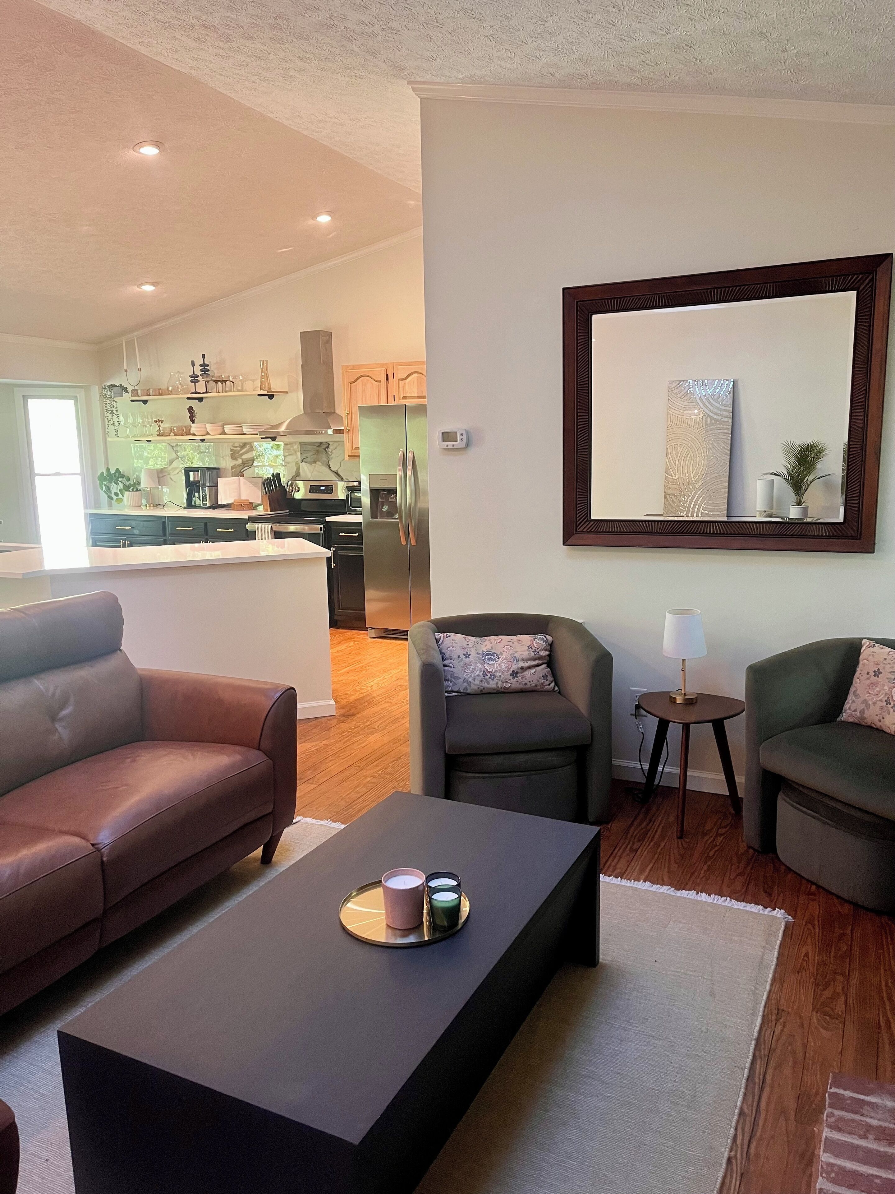 TV connectée, cheminée, écrans d'ordinateur