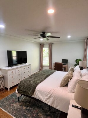 3 bedrooms, desk, iron/ironing board, free WiFi - Private Mountain Haven: Hot Tub, Hiking & Activities Nearby (Hendersonville)