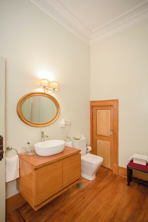 ห้องแกรนด์ | ห้องน้ำ | ไดร์เป่าผม, เสื้อคลุมอาบน้ำ, ผ้าเช็ดตัว, ยาสระผม