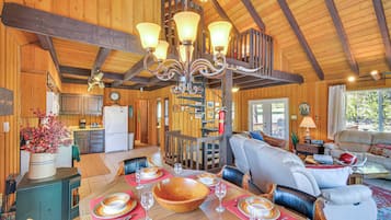 L’intérieur d’une cabane en bois comprend un coin repas, une cuisine et un salon.