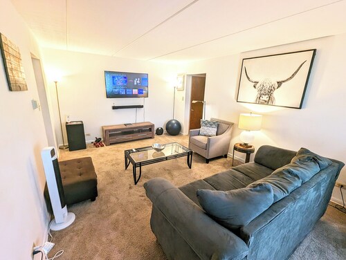 OpulentUrban Retreat: Luxe Living 