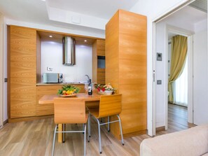 Comfort Cottage, 2 Bedrooms, Patio | Private kitchen