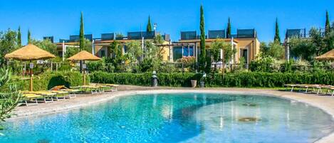Seasonal outdoor pool, pool umbrellas, sun loungers