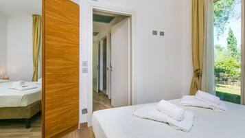 Stuga Comfort - 2 sovrum - uteplats | 2 sovrum, vÀrdeförvaringsskÄp pÄ rummet och mörklÀggningsgardiner