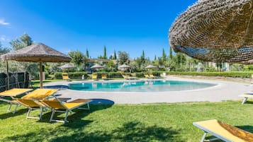 Alberca al aire libre por temporada y sombrillas en la alberca
