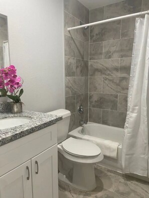 Hair dryer, towels, soap, toilet paper - Footballer's Retreat min to Downtown (Houston)