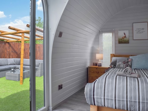 Laurel Pod - UK47203