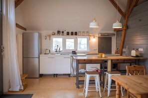 Réfrigérateur, un four, surface de cuisson, lave-vaisselle