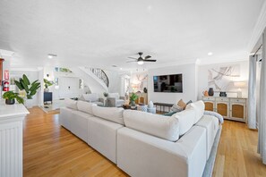 En 32-tommers TV med kabel-kanaler samt bordtennis