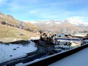 A snow-covered mountain town with buildings and a ski lift. - 10m from resort center, 3rd floor, tv, ski locker, 15m², Tignes (Tignes)