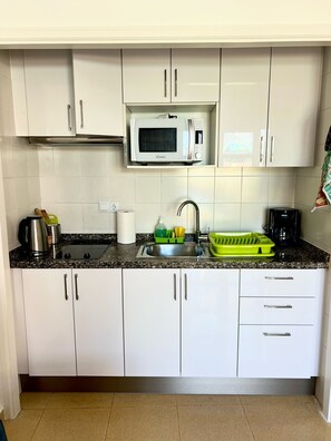 Kylskåp, mikrovågsugn, spishäll och kaffe- och tebryggare