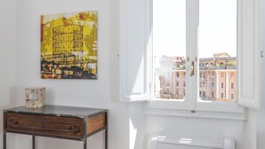 A room with a window, a radiator, and a painting on the wall. - Trastevere novecento (Rome)