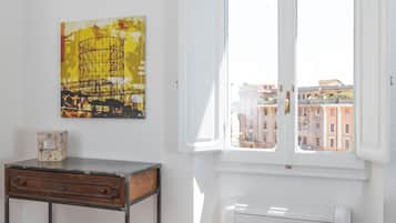Superior-Apartment, Stadtblick | Wohnbereich | 45-Zoll-Smart-TV mit Digitalempfang