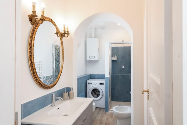 Deluxe-Apartment | Badezimmer | Dusche, Haartrockner, Handtücher, Seife