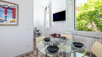 Superior-Apartment, Stadtblick | Wohnbereich | 45-Zoll-Smart-TV mit Digitalempfang