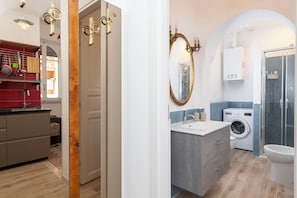 Deluxe Apartment | Bathroom