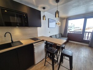 Een koelkast, een magnetron, een vaatwasser