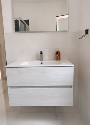 Doccia, asciugacapelli, bidet, asciugamani