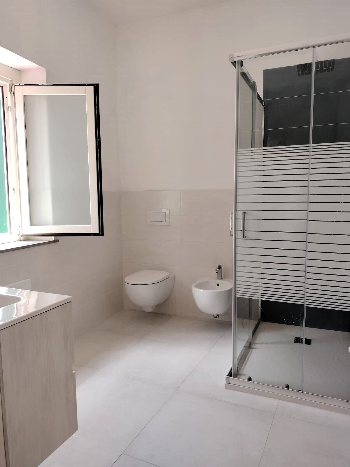 Douche, sèche-cheveux, bidet, serviettes fournies