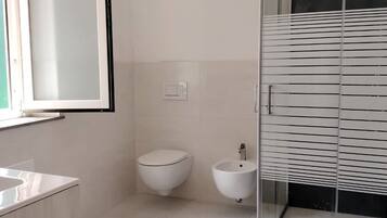 Douche, sĂšche-cheveux, bidet, serviettes fournies