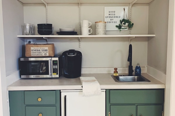 Refrigerador, microondas, cafetera y tetera y utensilios de cocina