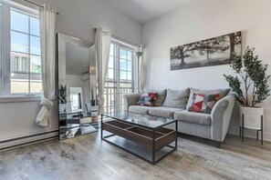 Living area - Upscale and Expansive 4BR Flat in Griffintown (Montréal)