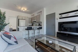 Living area - Upscale and Expansive 4BR Flat in Griffintown (Montréal)