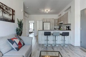 Living area - Upscale and Expansive 4BR Flat in Griffintown (Montréal)