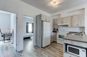 Private kitchen - Upscale and Expansive 4BR Flat in Griffintown (Montréal)