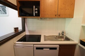Fridge, microwave, dishwasher - 100m from ski slopes, 2nd floor, balcony, tv, ski locker, 23m², Tignes (Tignes)