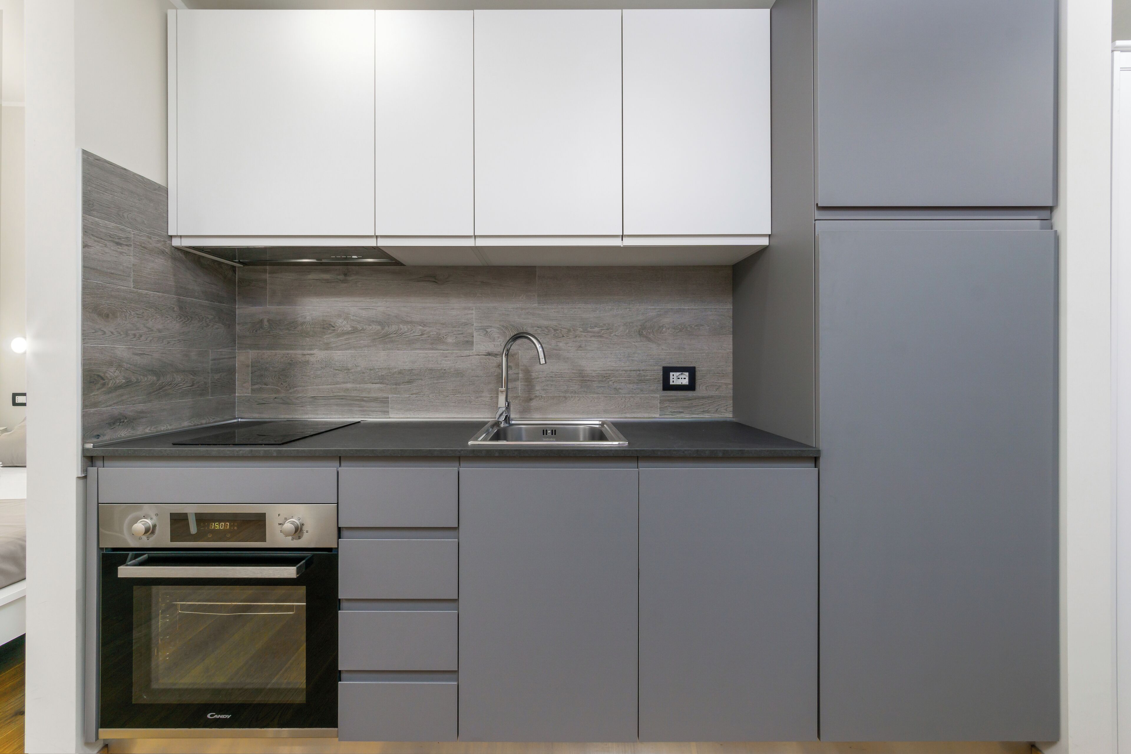 Großer Kühlschrank, Ofen, Herdplatte, Geschirrspüler