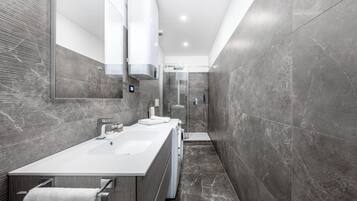 Comfort-Apartment, Stadtblick | Badezimmer | Dusche, Regendusche, Haartrockner, Bidet