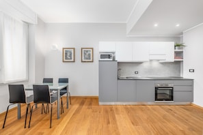 Comfort Apartment, City View | Private kitchen | Full-size fridge, oven, stovetop, dishwasher - Casa da Suite Cadorna (Milan)
