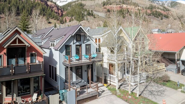 Zona residencial con casas que tienen balcones y una montaña al fondo.