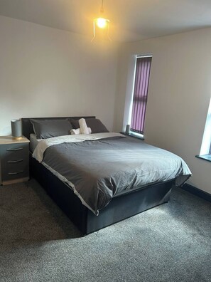 3 slaapkamers, een strijkplank/strijkijzer, wifi, beddengoed
