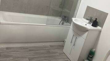 Ducha, toallas, jabón, shampoo