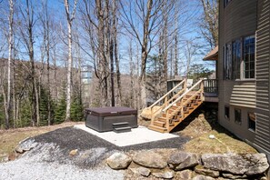 Outdoor spa tub - Bearities - 2 homes, sleeps 28, hot tubs, grills! (Killington)