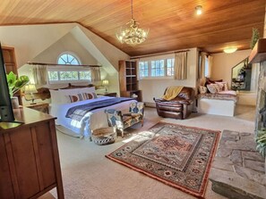11 bedrooms, desk, iron/ironing board, travel cot - Bearities - 2 homes, sleeps 28, hot tubs, grills! (Killington)
