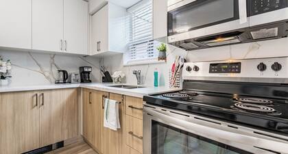Sleek Suite, Close to Lake Ontario, Port Credit