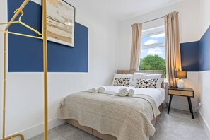 3 habitaciones, escritorio y tabla de planchar con plancha 