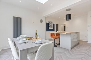 Dining - Stylish House - Free Parking, Fast Wifi & SmartTV (Wigan)